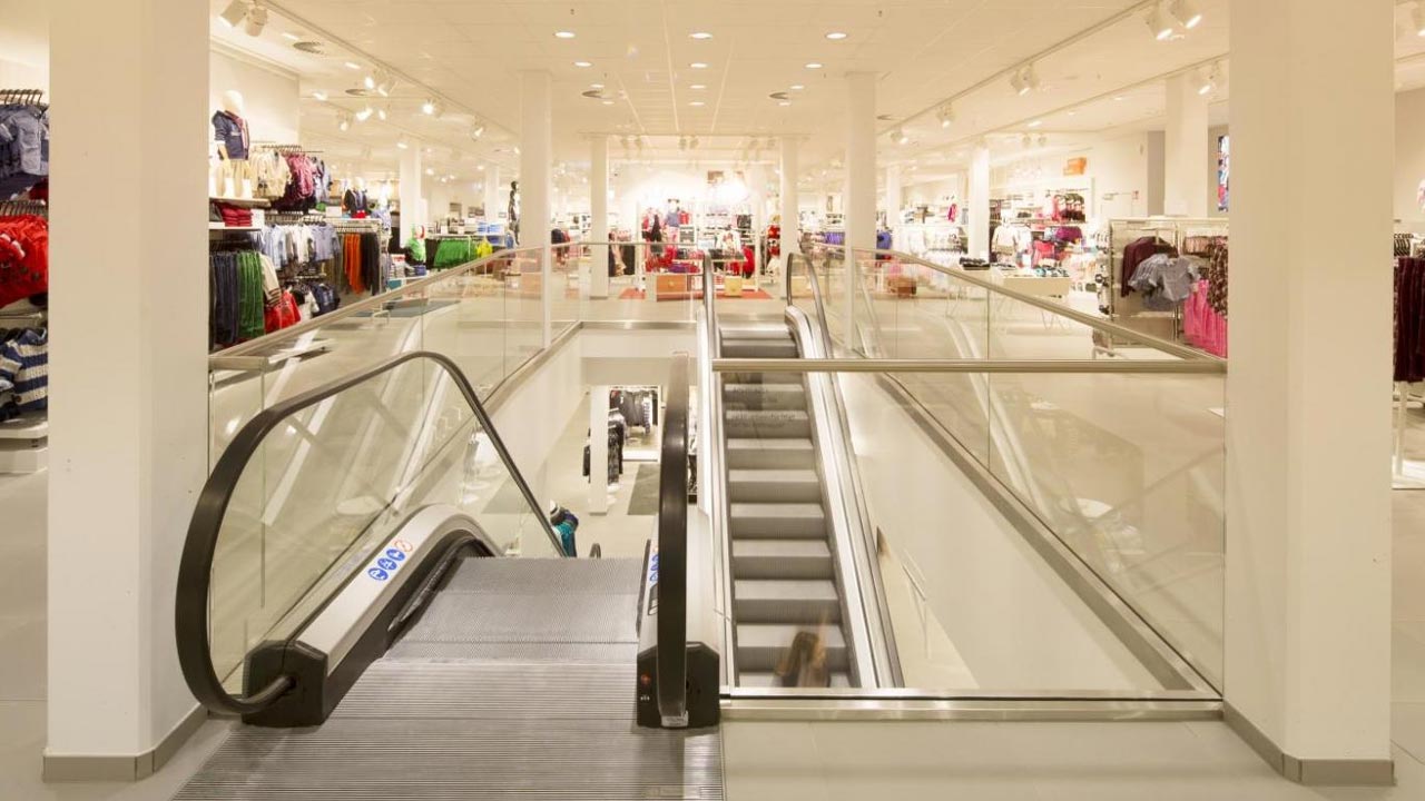H&M Filiale Neubrandenburg Rolltreppenaufgang