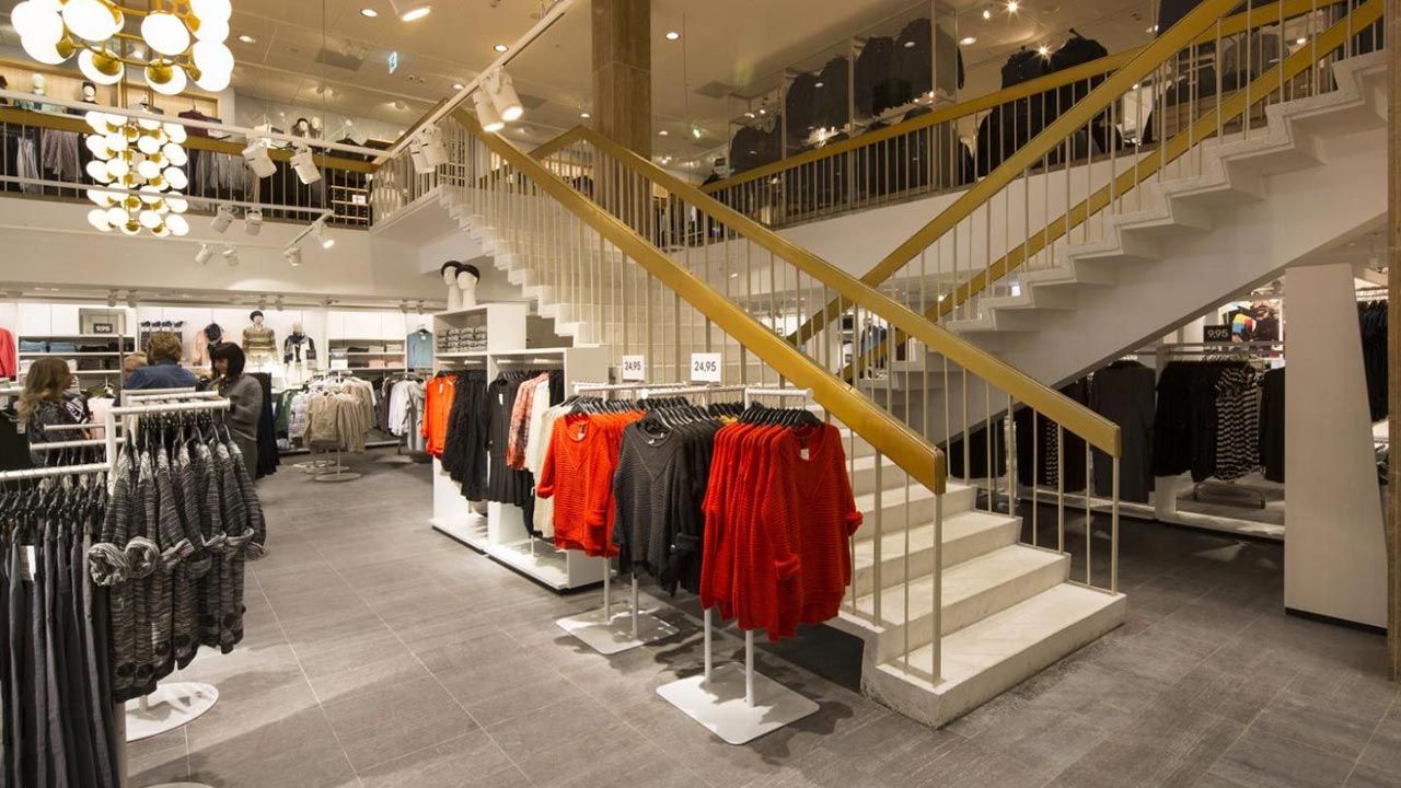 H&M Filiale Neubrandenburg Rolltreppenaufgang